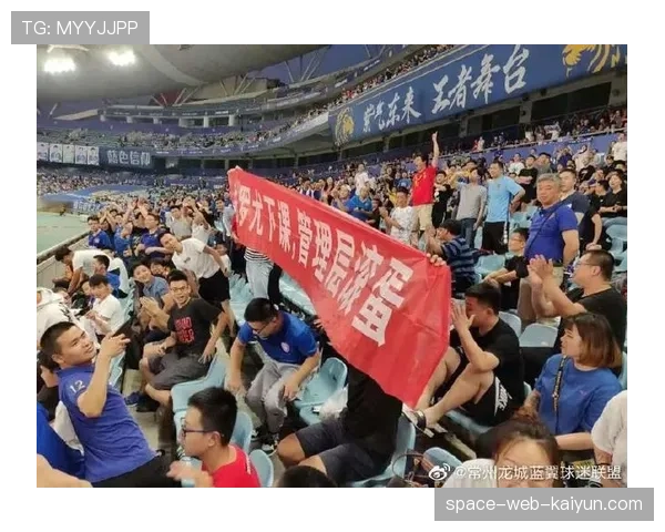 斯特拉斯堡球迷抗议管理层,比赛第12分钟集体背对球场 斯特拉斯堡球迷抗议管理层,比赛第12分钟集体背对球场